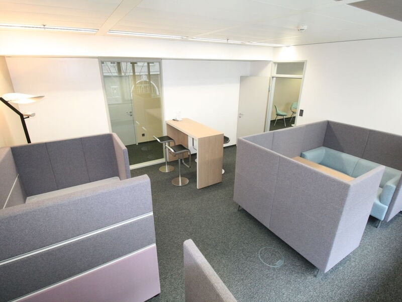 Modernes Büroinnere mit akustischen Meeting-Pods, Stehtischen und kollaborativen Arbeitsbereichen im Euro Plaza