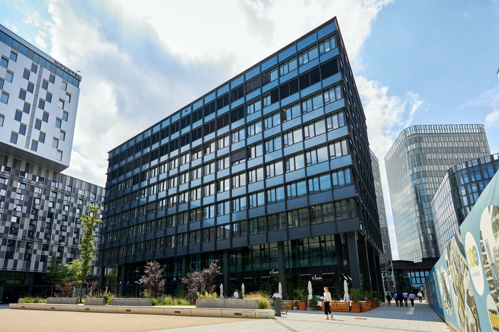 Außenansicht eines modernen Bürogebäudes aus Glas und Stahl in einem urbanen Geschäftsviertel