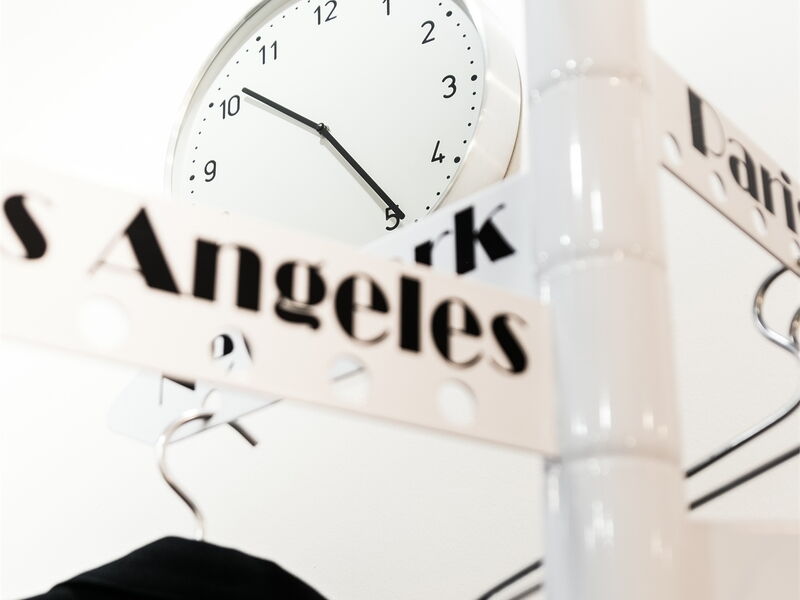 Eine moderne Inneneinrichtung mit einer Wanduhr und einem Schild mit der Aufschrift Los Angeles