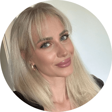 Nahaufnahme von Maja mit langen blonden Haaren, Pony und freundlichem Lächeln