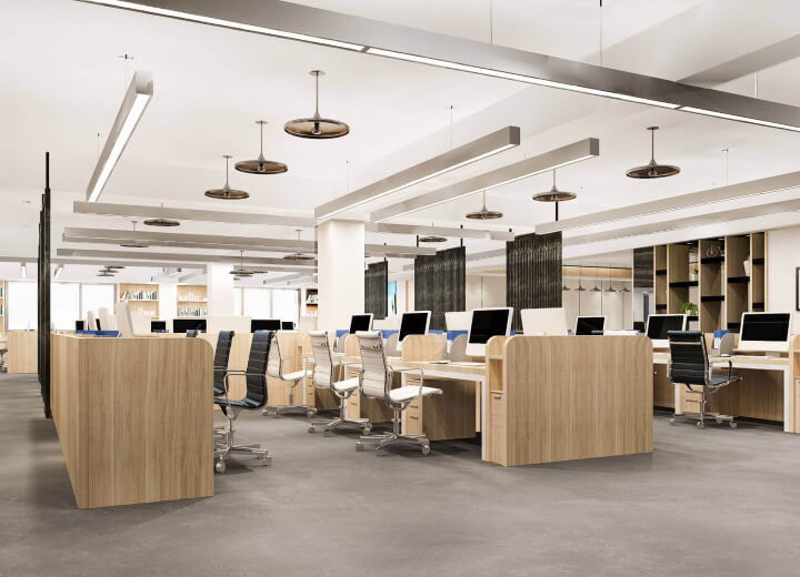 Geräumiges Großraumbüro mit modernen Holztischen, ergonomischen Bürostühlen, Computerarbeitsplätzen und Trennwänden für Teams