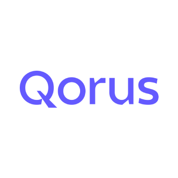 Qorus Marken-Logo in violetter Schrift auf rundem weißem Hintergrund