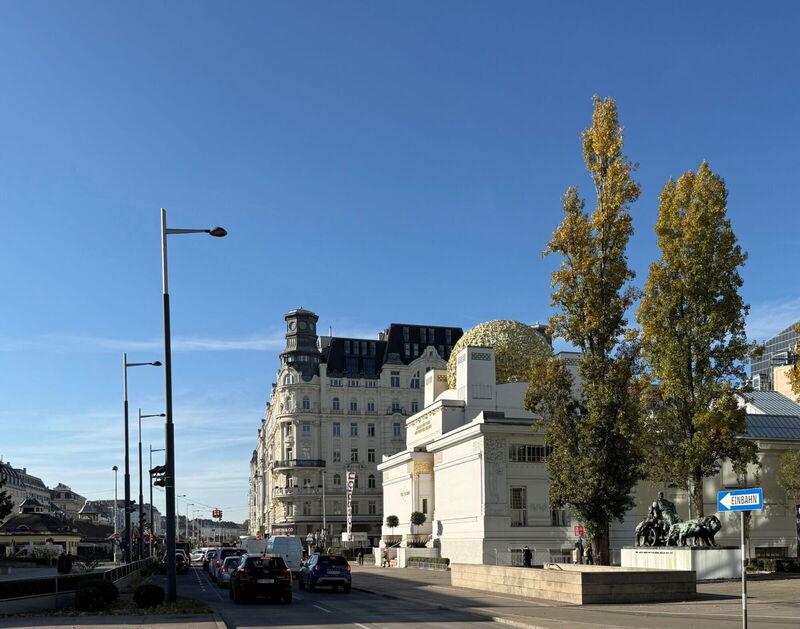 Straßenansicht des historischen Wiener Secessionsgebäudes und des Akademiehofs bei klarem blauen Himmel in der Nähe des YOUR OFFICE Standorts.