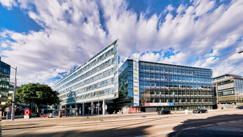 Panoramaaufnahme des modernen EuroPlaza Bürokomplexes und der modernen Architektur in Wien bei bewölktem Himmel