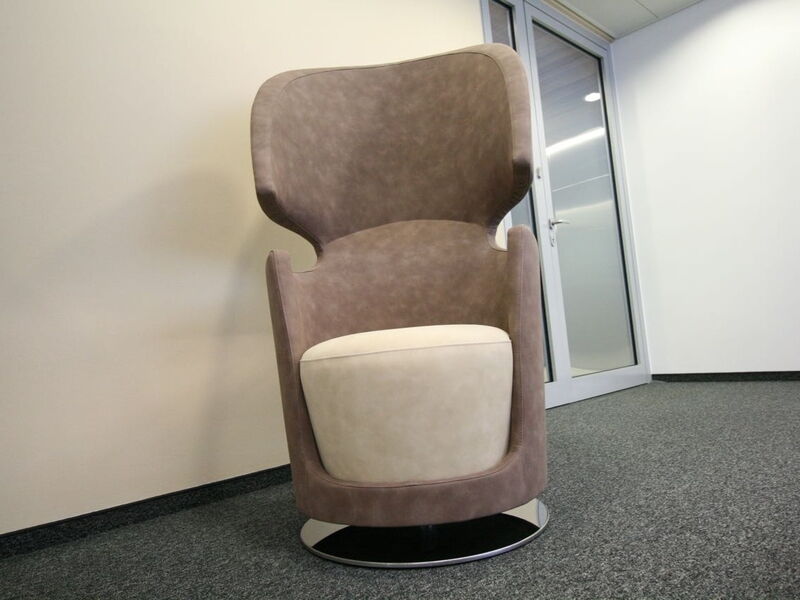 Zeitgenössischer Lounge-Sessel mit hoher Rückenlehne, braunem Bezug und cremefarbenem Sitz im Europlaza Büro